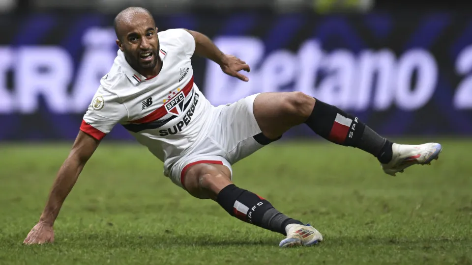 Lucas Moura fratura costelas e revive 'pesadelo' de 2025 no São Paulo