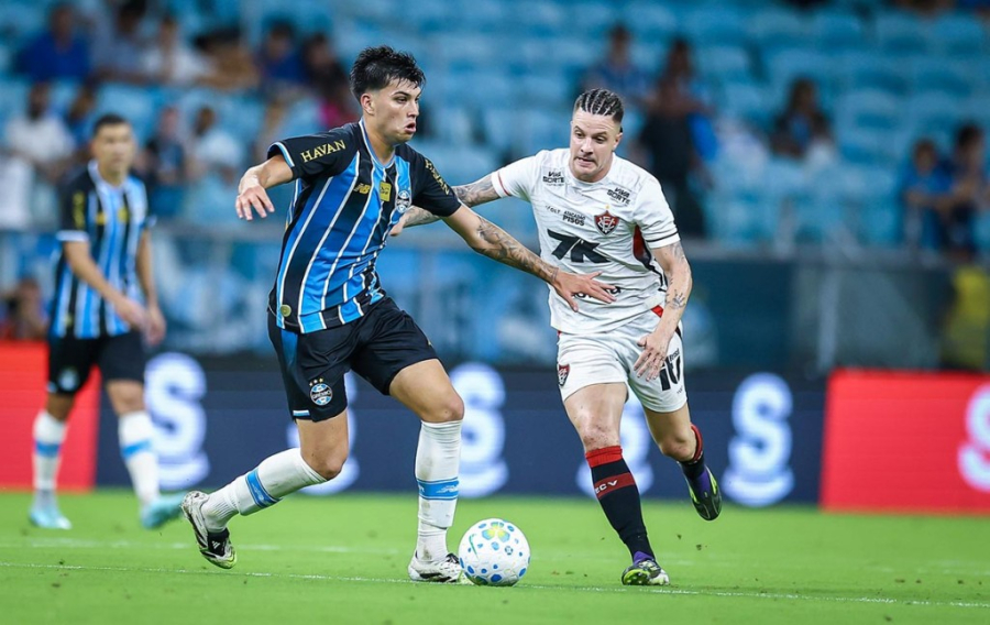 Grêmio vence o Vitória e cola no G5 do Brasileirão