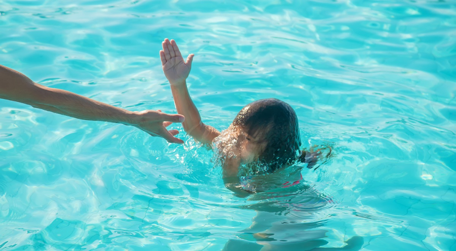 TRAGÉDIA: Criança de 3 anos morre afogada após cair em piscina em chácara em Carlinda